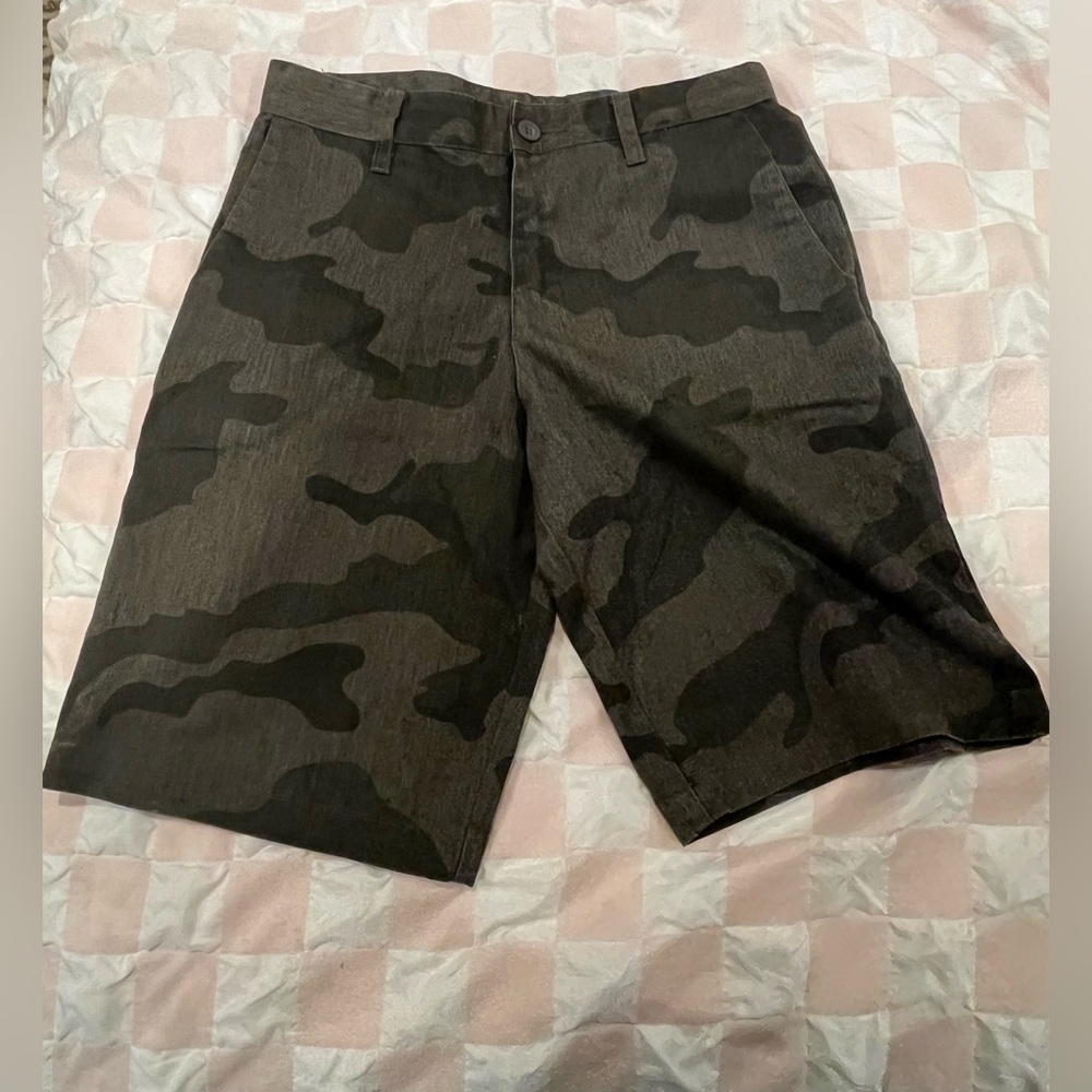 burnside men’s gray camo flat front shorts